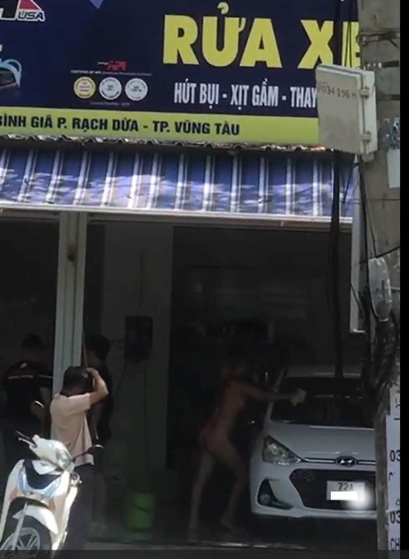 Dân sinh - Bà Rịa-Vũng Tàu: Để cô gái mặc bikini rửa xe, quản lý tiệm bị nhắc nhở