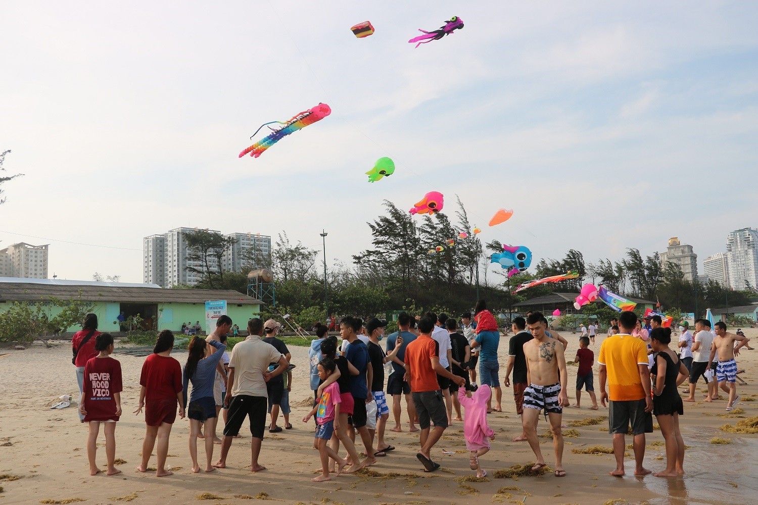 Dân sinh - Vũng Tàu đón hàng trăm nghìn lượt khách đổ về tắm biển, vui chơi kỳ lễ (Hình 10).