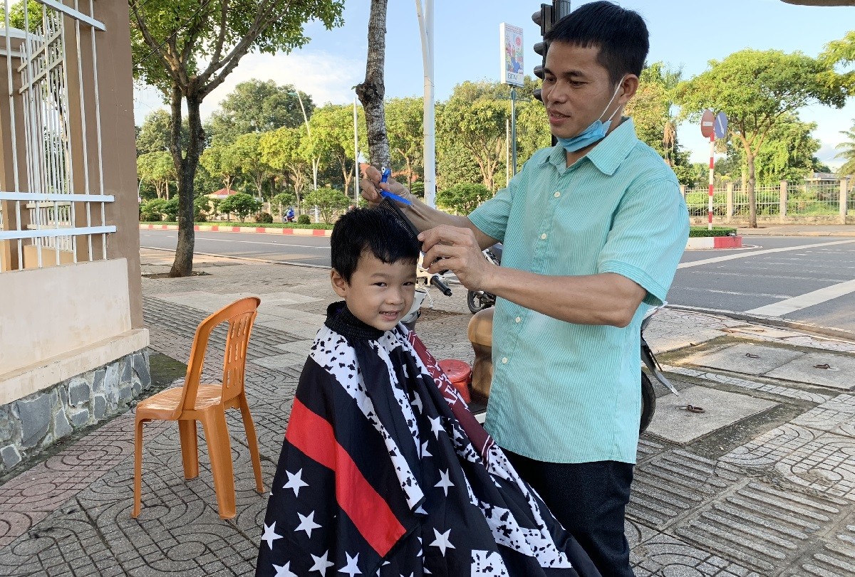 Dân sinh - Ấm lòng “tiệm” cắt tóc miễn phí trên vỉa hè ở Bà Rịa - Vũng Tàu (Hình 3).