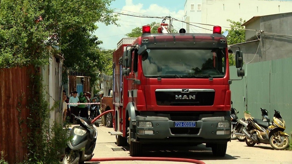 Dân sinh - Bãi phế liệu ở Tp.Vũng Tàu bốc cháy dữ dội, khói đen bao trùm một vùng (Hình 2).