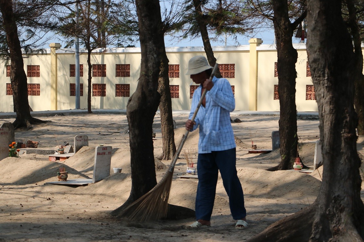 Dân sinh - Mục sở thị nghĩa địa cá Ông lớn nhất Việt Nam (Hình 12).