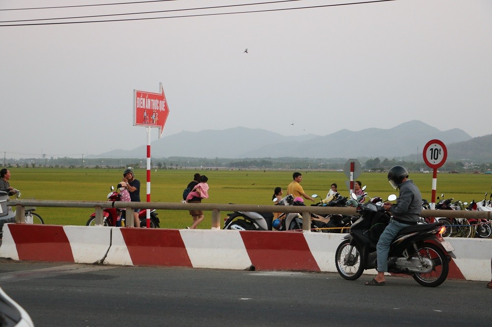 Dân sinh - Độc đáo ẩm thực quê giữa cánh đồng lúa, thu hút nghìn khách mỗi ngày (Hình 2).