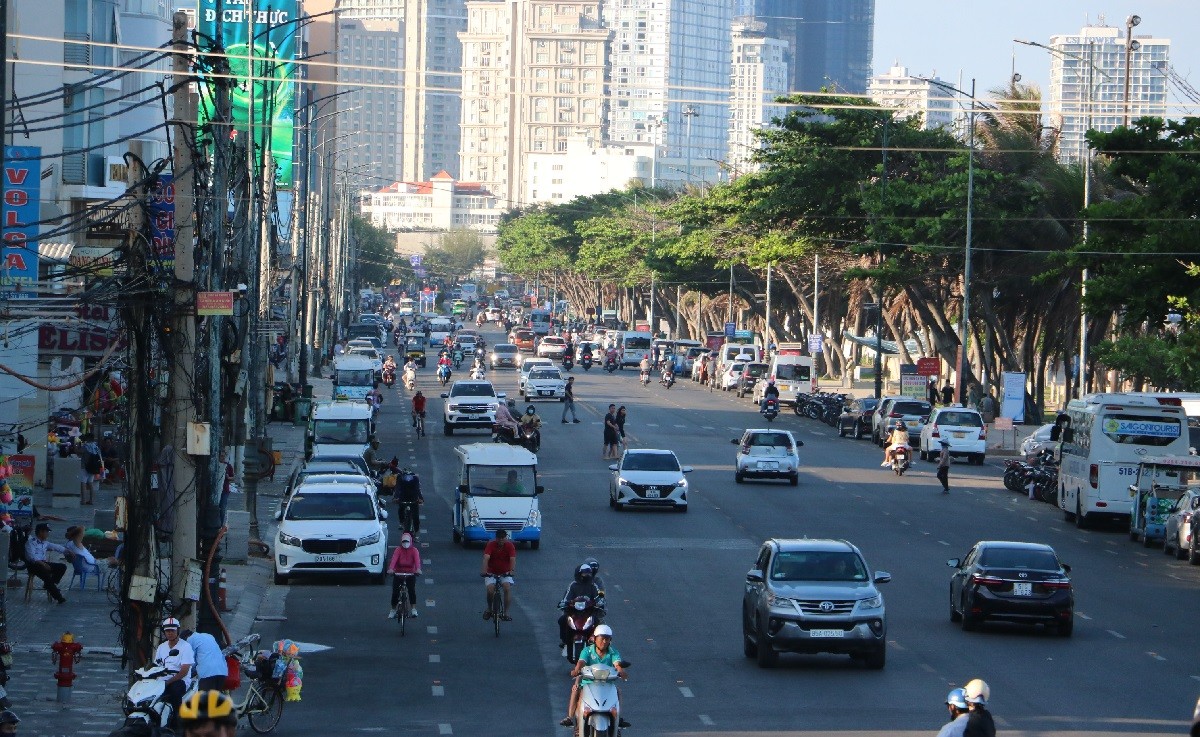 Dân sinh - Biển Vũng Tàu đông đúc du khách đổ về tắm biển 'giải nhiệt' cuối tuần (Hình 9).