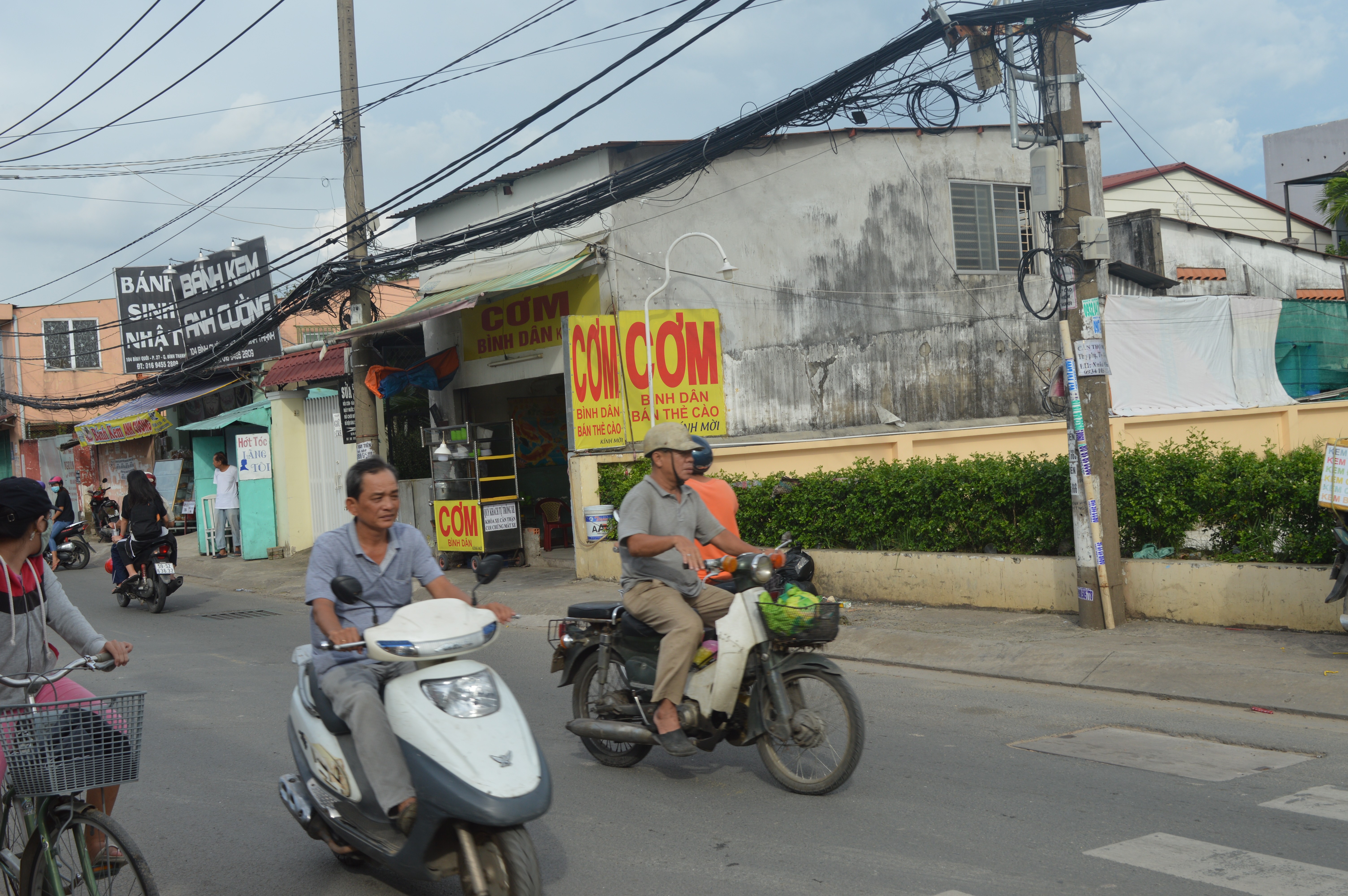 Đi làm hay đi chơi cũng không cần mũ bảo hiểm.