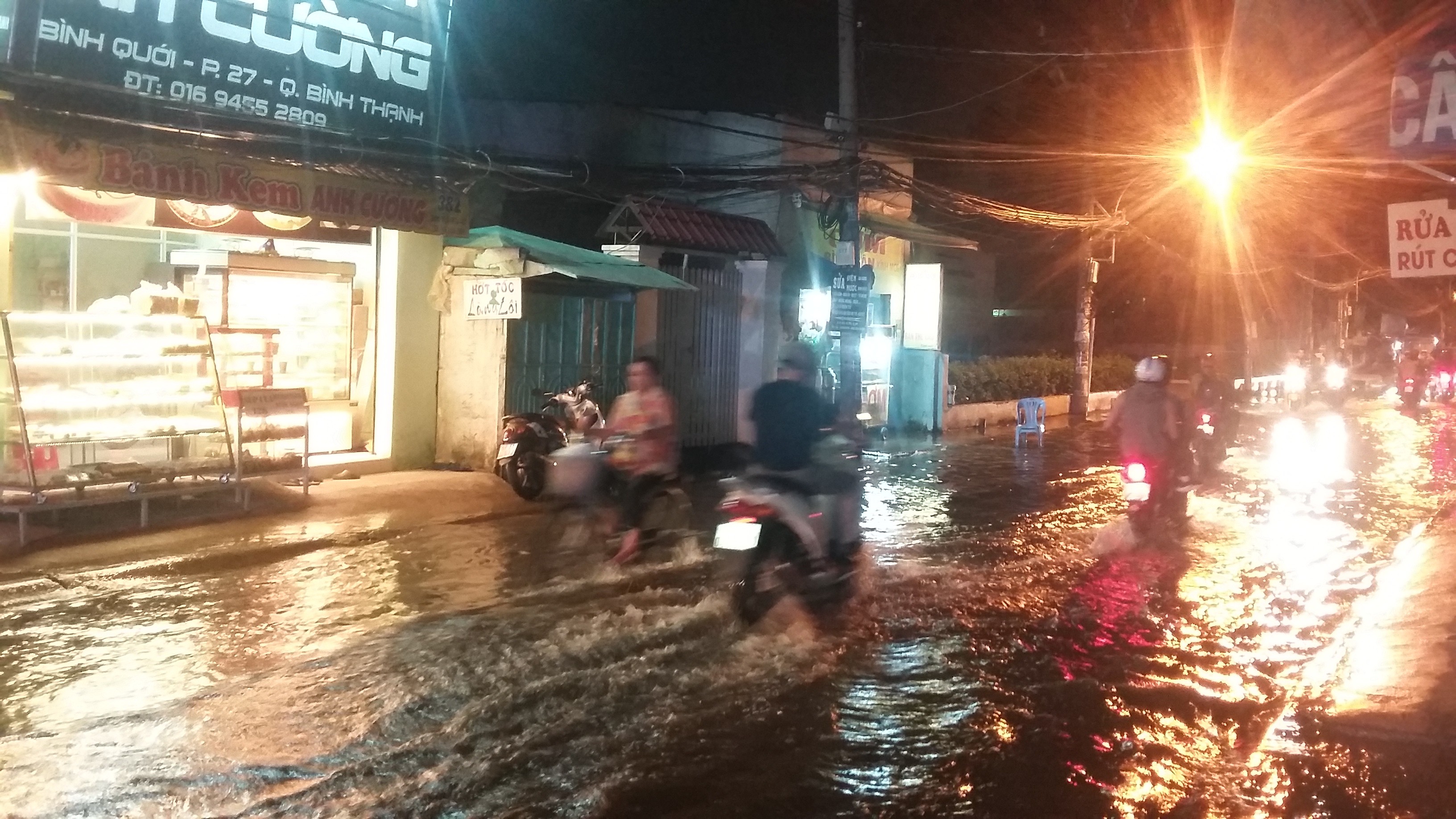 Tin nhanh - Triều cường đạt đỉnh, bán đảo Thanh Đa - Bình Quới chìm trong bể nước (Hình 3).