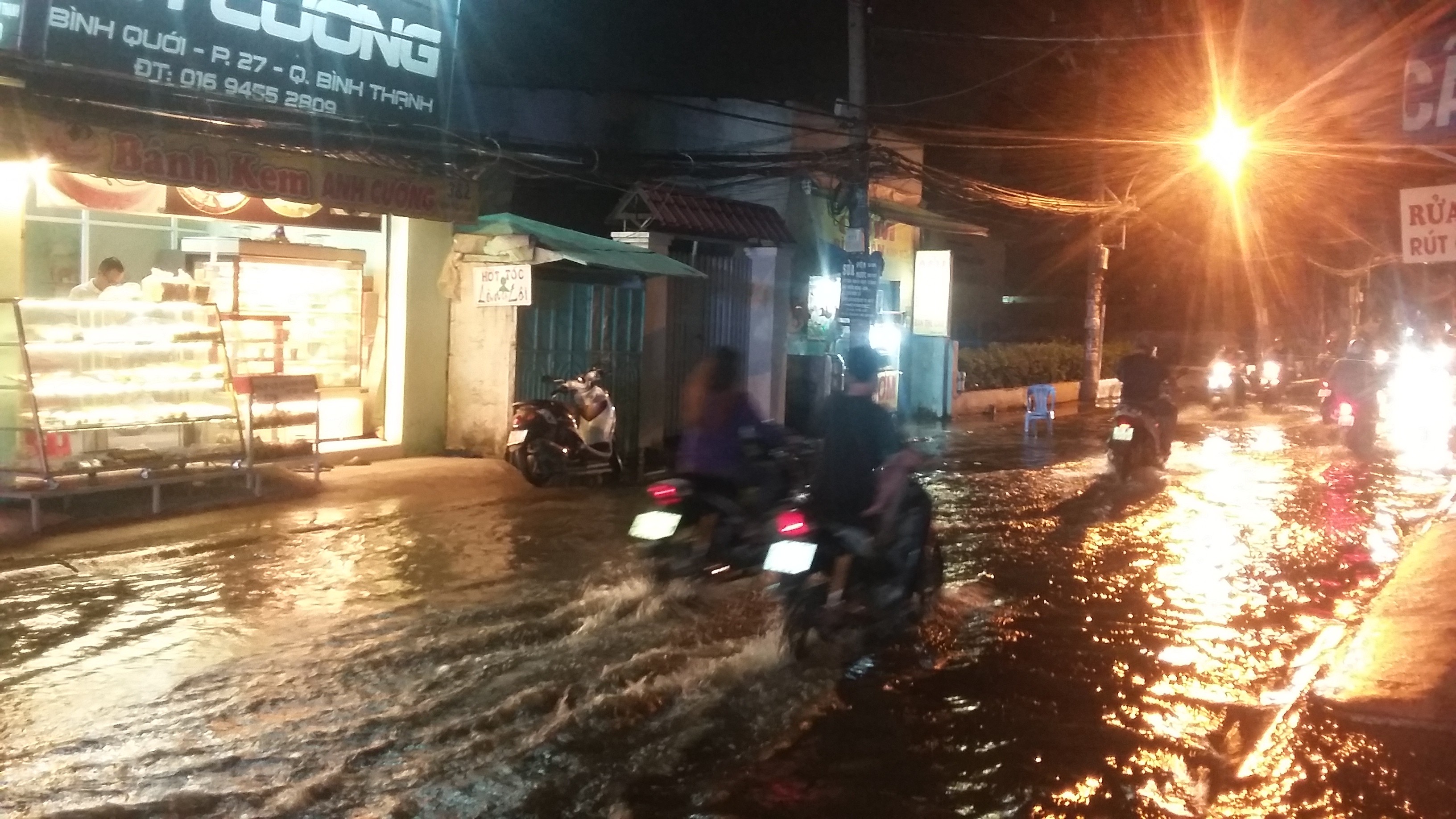 Tin nhanh - Triều cường đạt đỉnh, bán đảo Thanh Đa - Bình Quới chìm trong bể nước