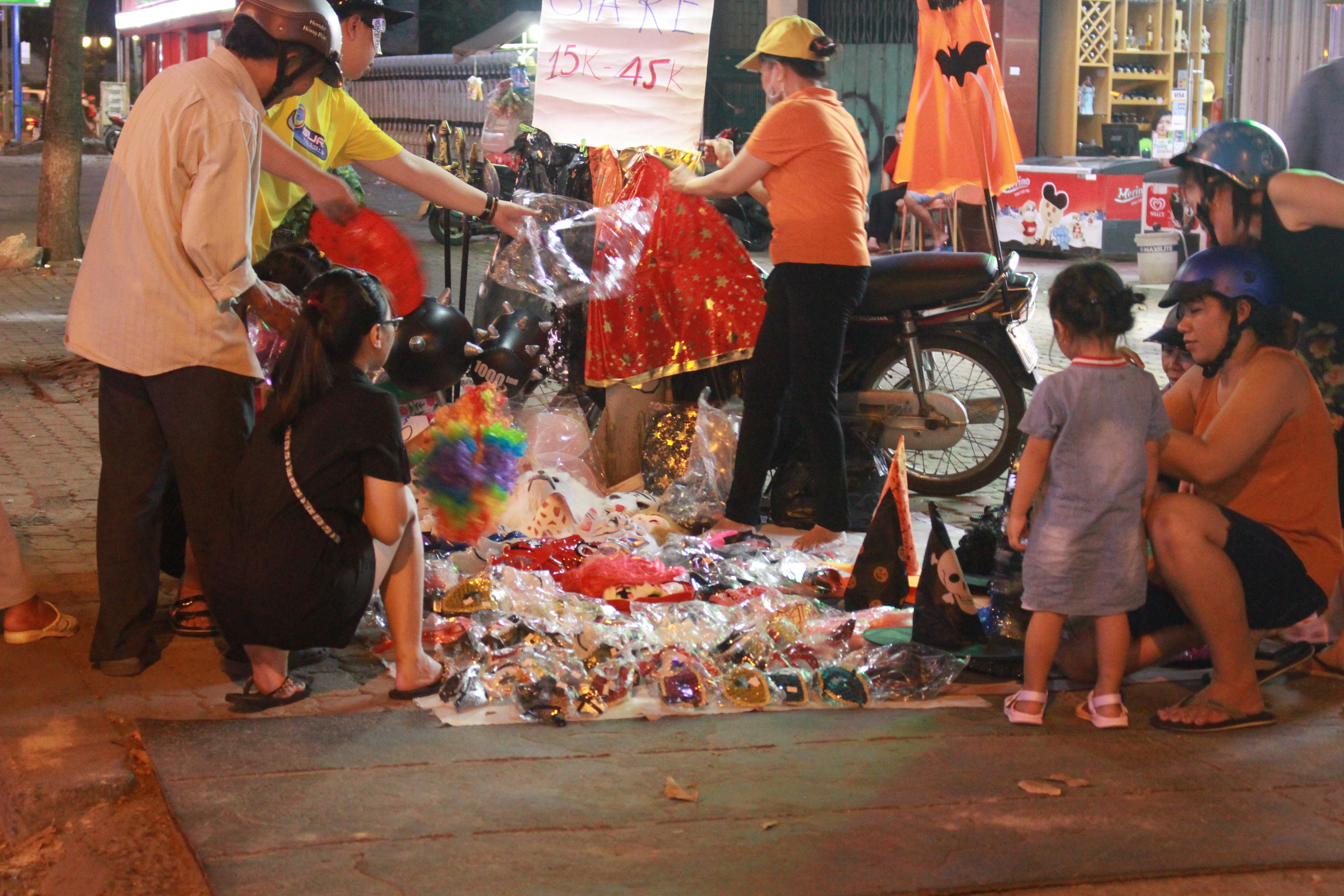 Một điểm bán hàng hóa trang tự phát trên đường Nguyễn Trãi (quận 5).