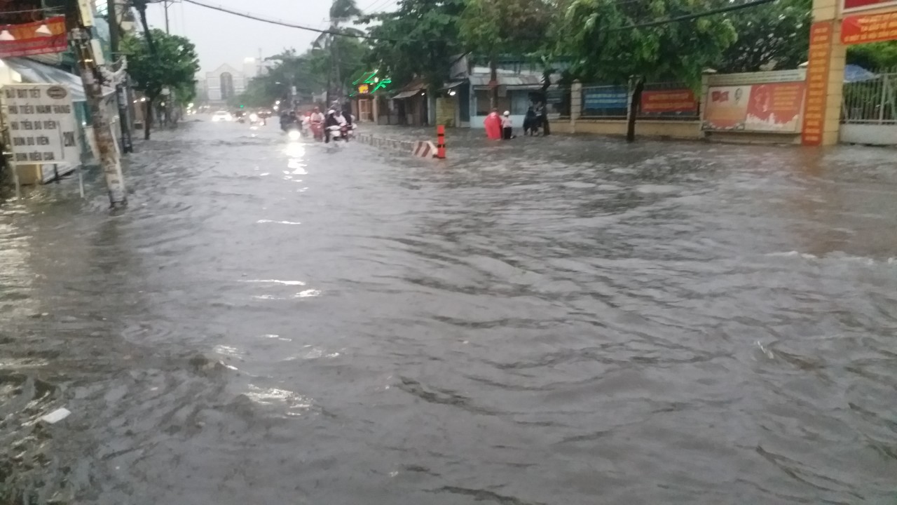 Tin nhanh - TP.HCM: Đường ngập sâu, người dân khốn khổ tìm đường về nhà vì bão số 9 (Hình 9).