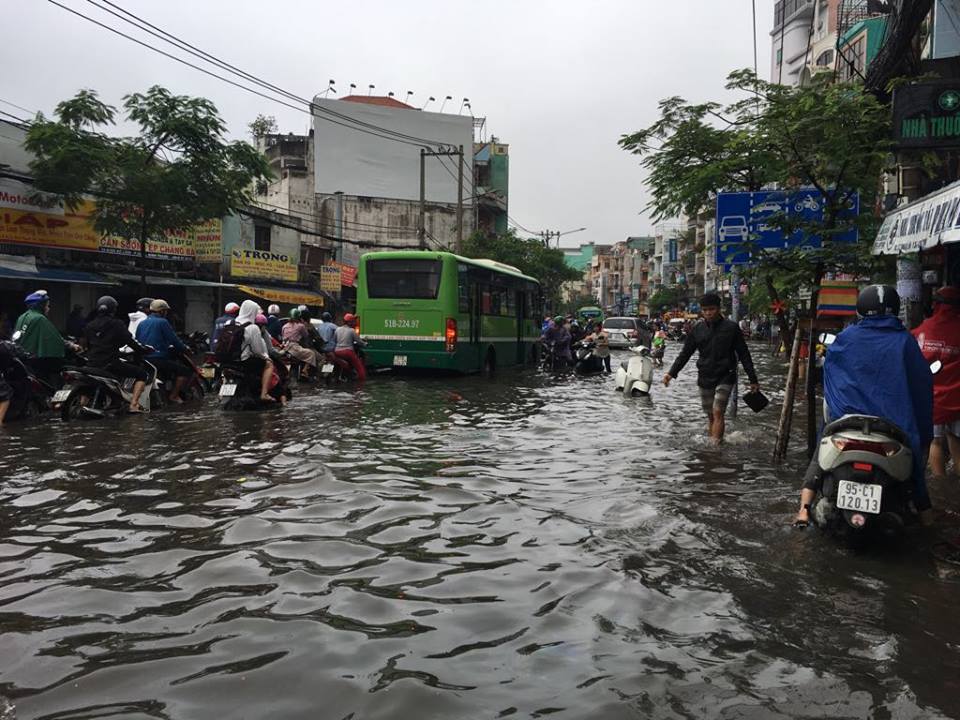 Tin nhanh - TP.HCM sau mưa bão, người dân vật lộn với ngập đường và kẹt xe (Hình 3).