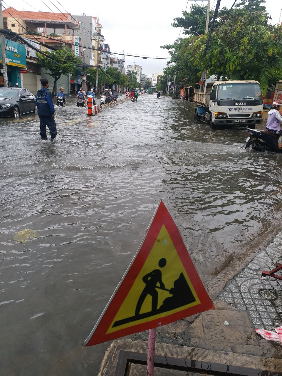 Tin nhanh - TP.HCM sau mưa bão, người dân vật lộn với ngập đường và kẹt xe