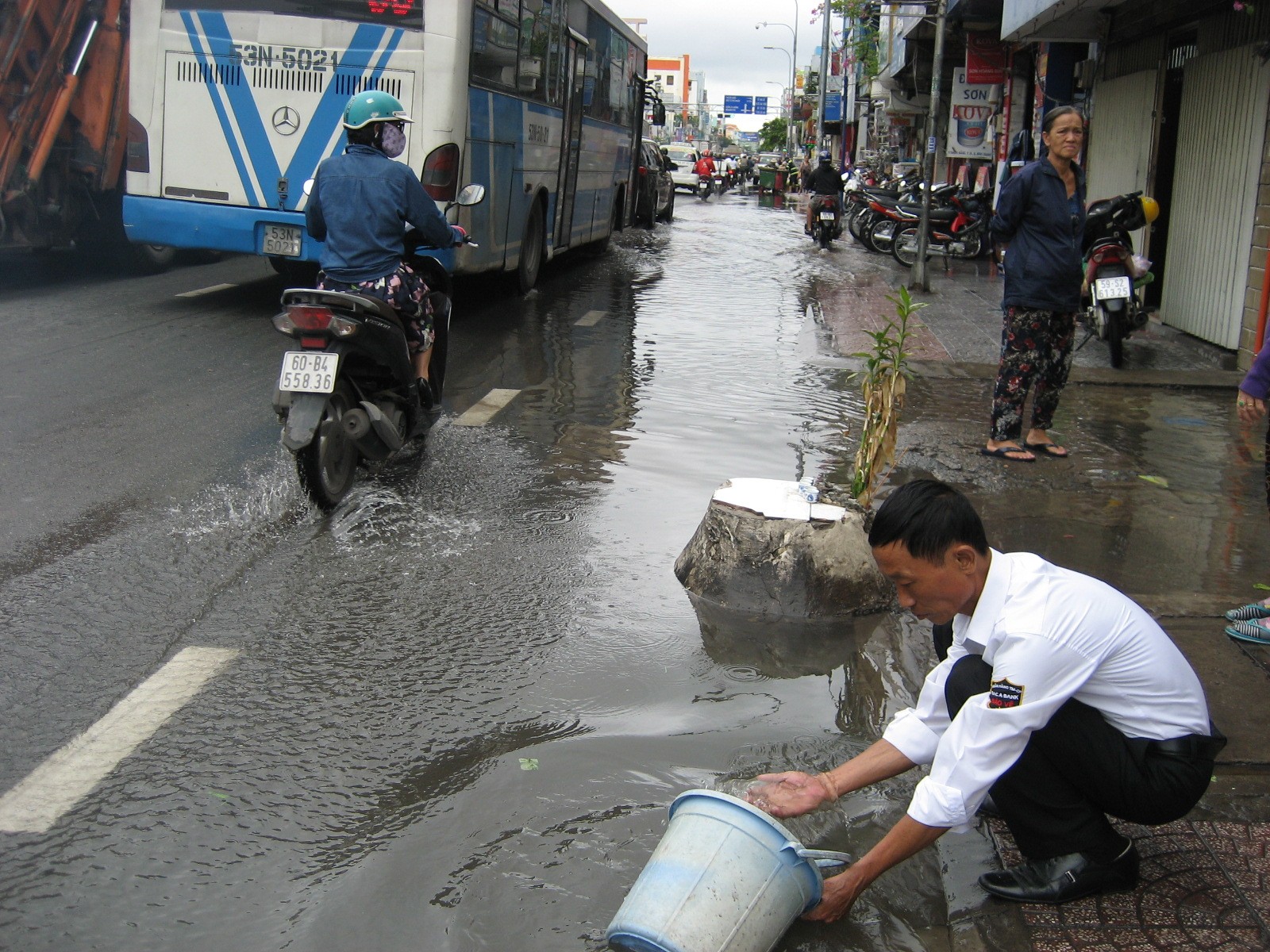 Tin nhanh - TP.HCM sau mưa bão, người dân vật lộn với ngập đường và kẹt xe (Hình 12).