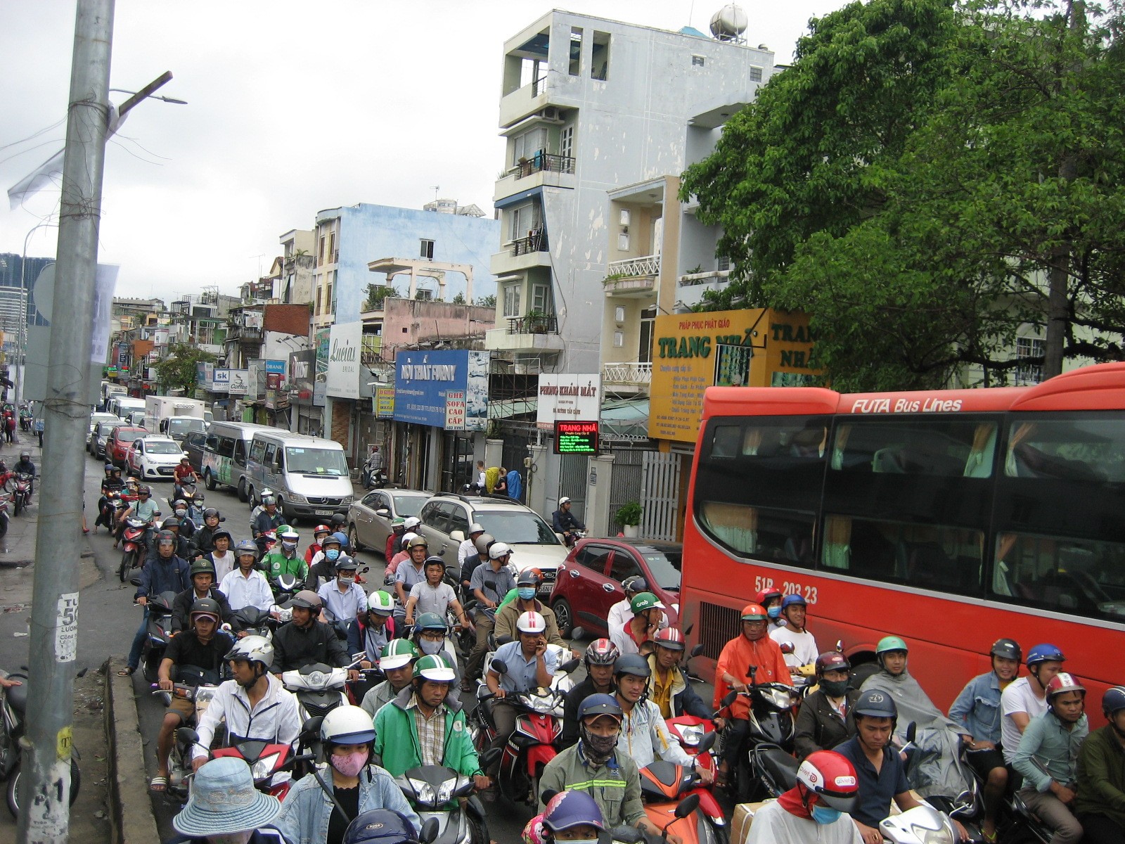 Tin nhanh - TP.HCM sau mưa bão, người dân vật lộn với ngập đường và kẹt xe (Hình 9).