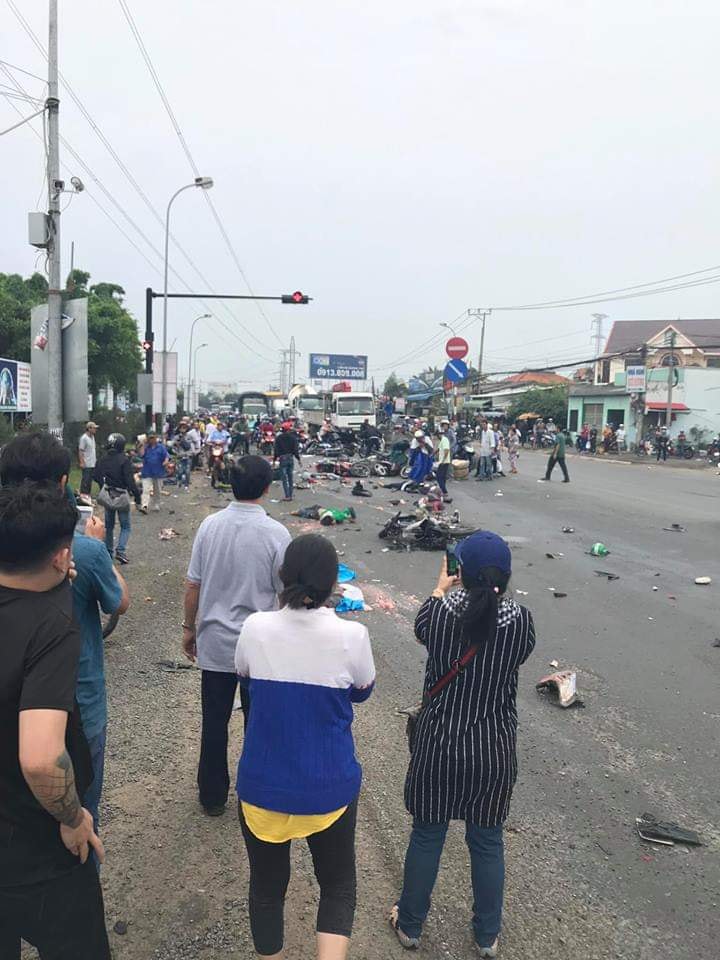 Tin nhanh - Long An: Kinh hoàng xe container nghi mất lái gây tai nạn thương tâm khiến hơn 20 người thương vong