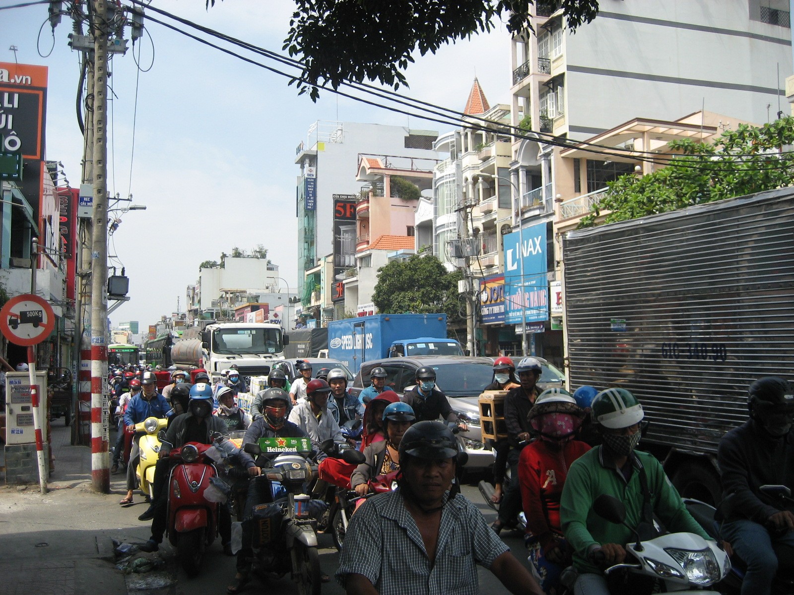 Tin nhanh - Cận Tết, các tuyến đường tại TP.HCM ùn tắc mọi thời điểm (Hình 9).