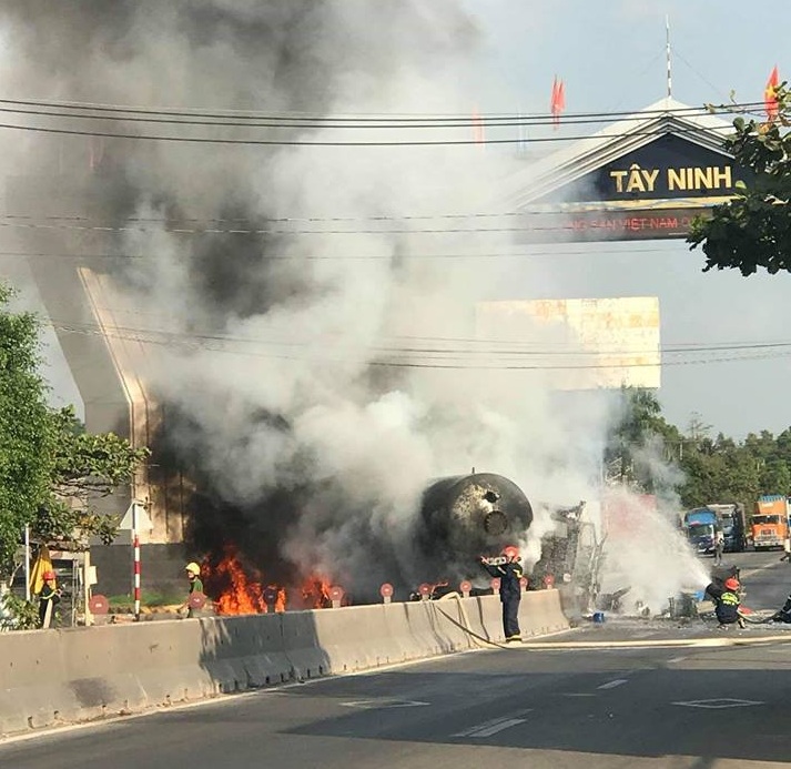 Tin nhanh - Xe bồn lao vào dải phân cách, lật nhào rồi bốc cháy (Hình 2).