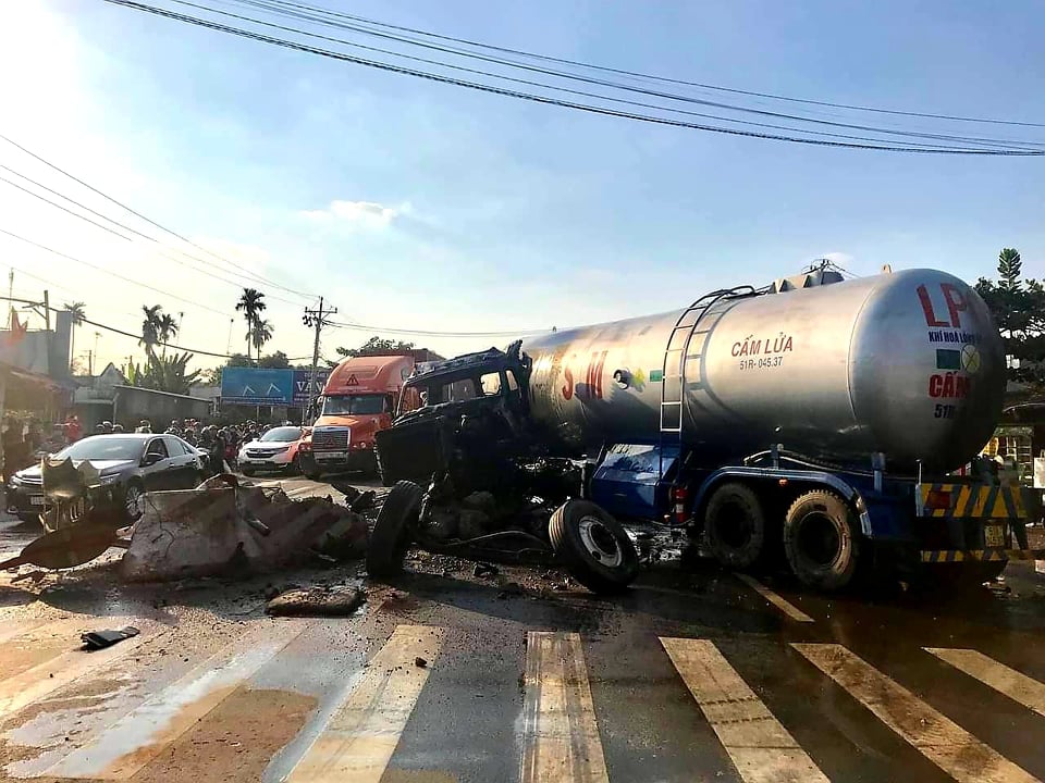 Tin nhanh - Xe bồn lao vào dải phân cách, lật nhào rồi bốc cháy (Hình 3).