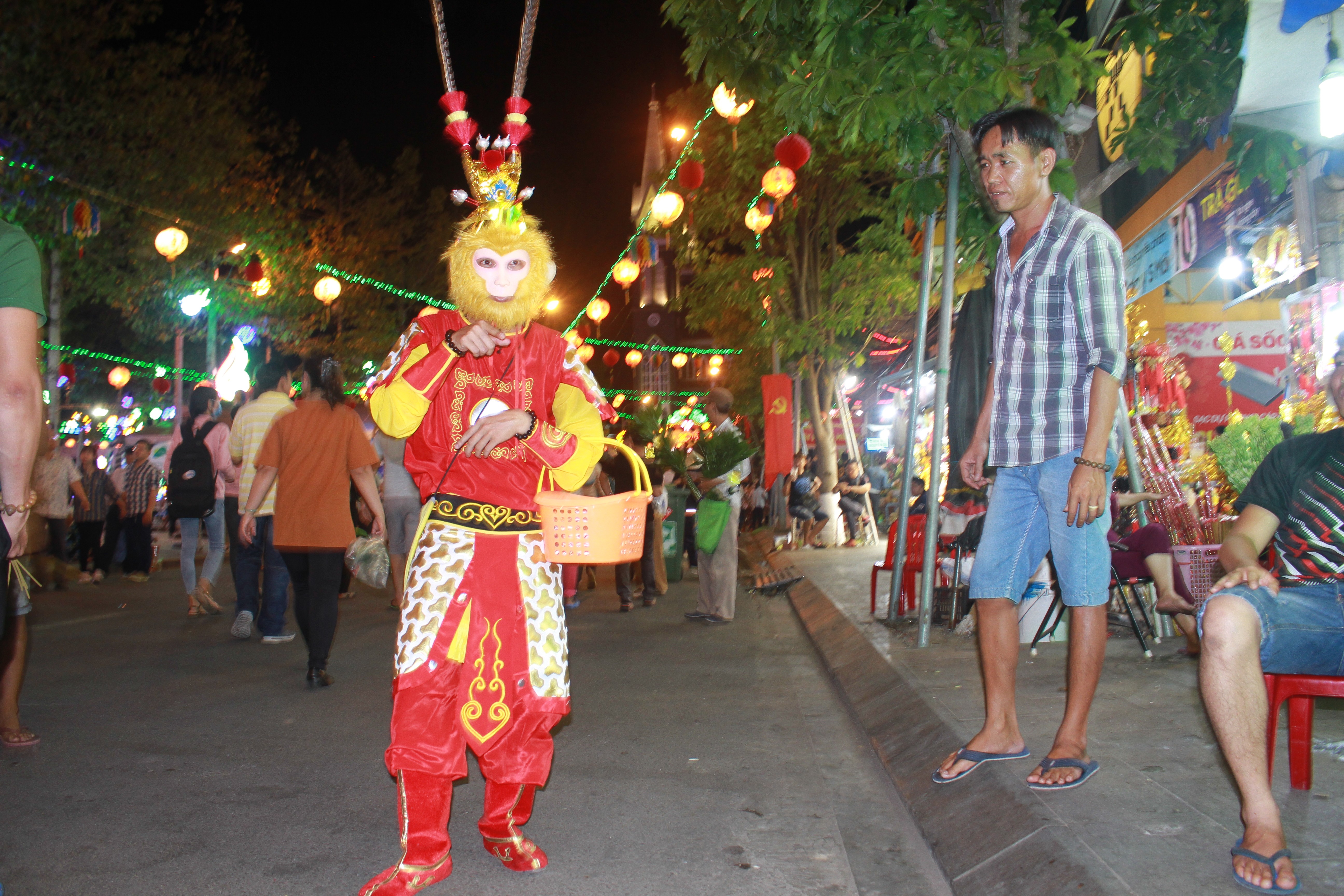 Văn hoá - Hàng ngàn người dân tranh nhau sờ áo Thiên Hậu Thánh Mẫu để cầu may (Hình 7).