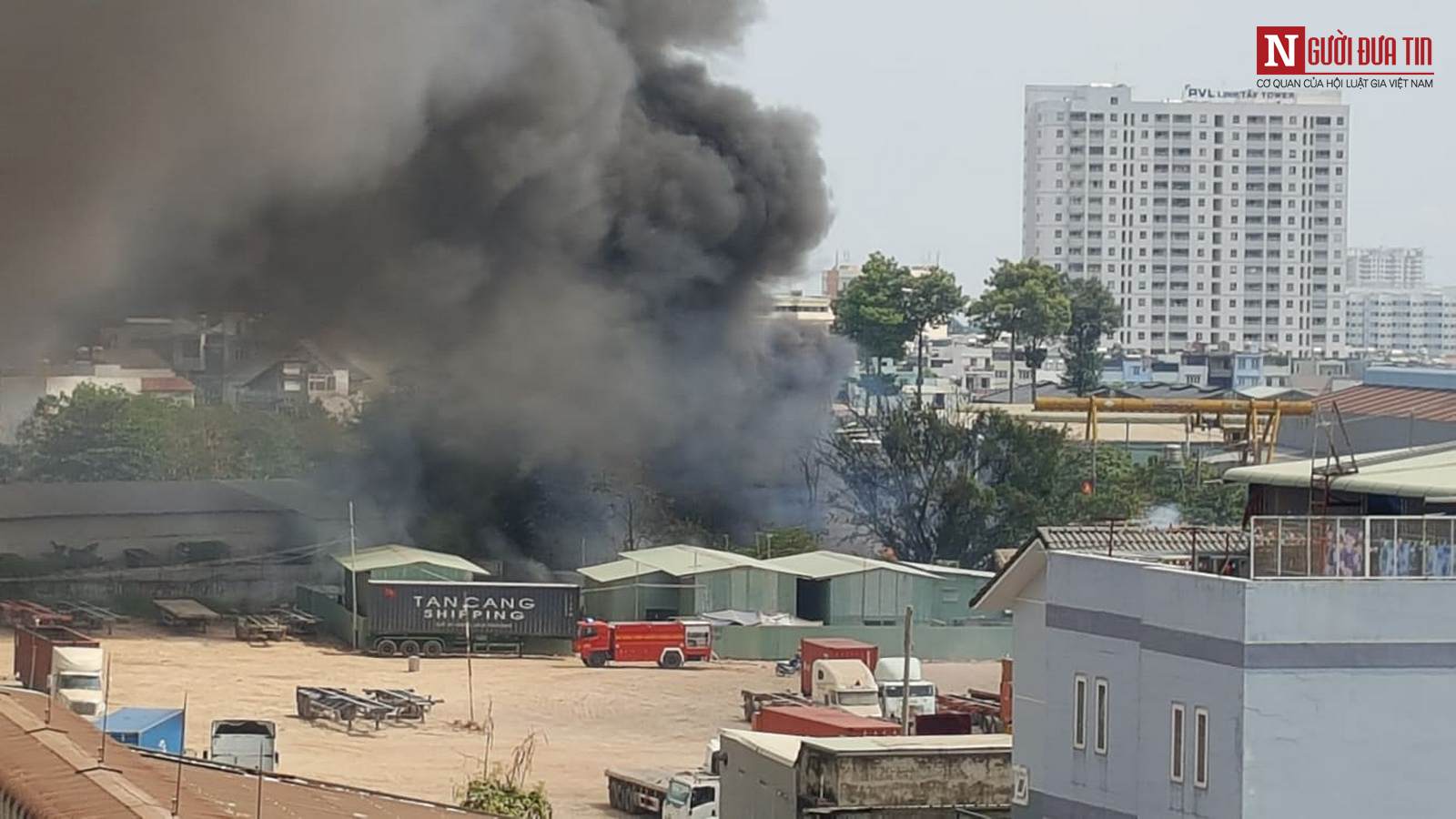 Tin nhanh - Cháy kho hóa chất giữa trưa, lửa lan sang nhà hàng cạnh bên (Hình 10).