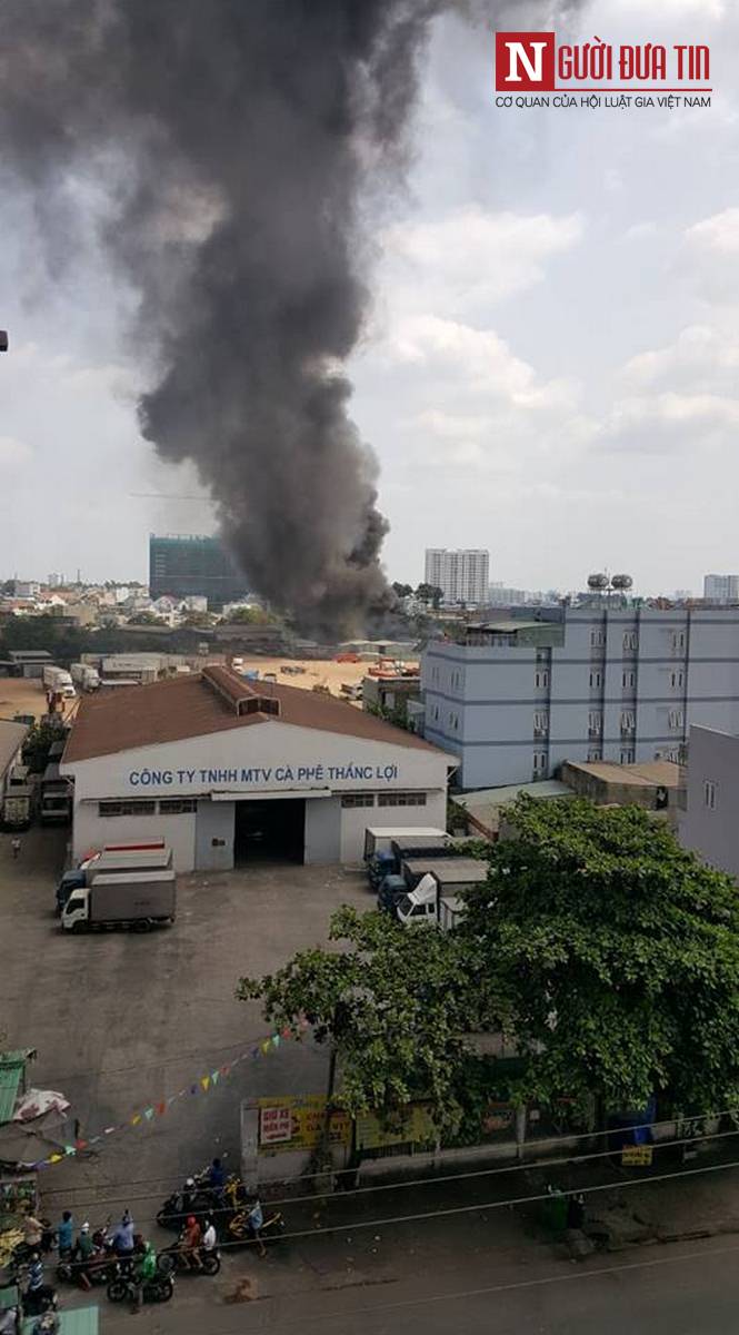 Tin nhanh - Cháy kho hóa chất giữa trưa, lửa lan sang nhà hàng cạnh bên (Hình 9).