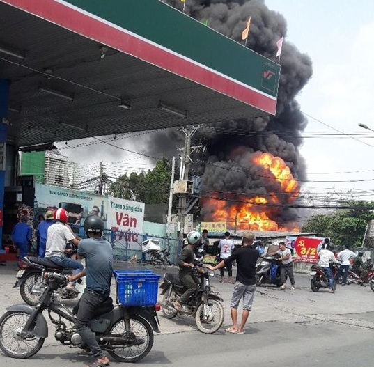 Tin nhanh - Cháy kho hóa chất giữa trưa, lửa lan sang nhà hàng cạnh bên (Hình 6).