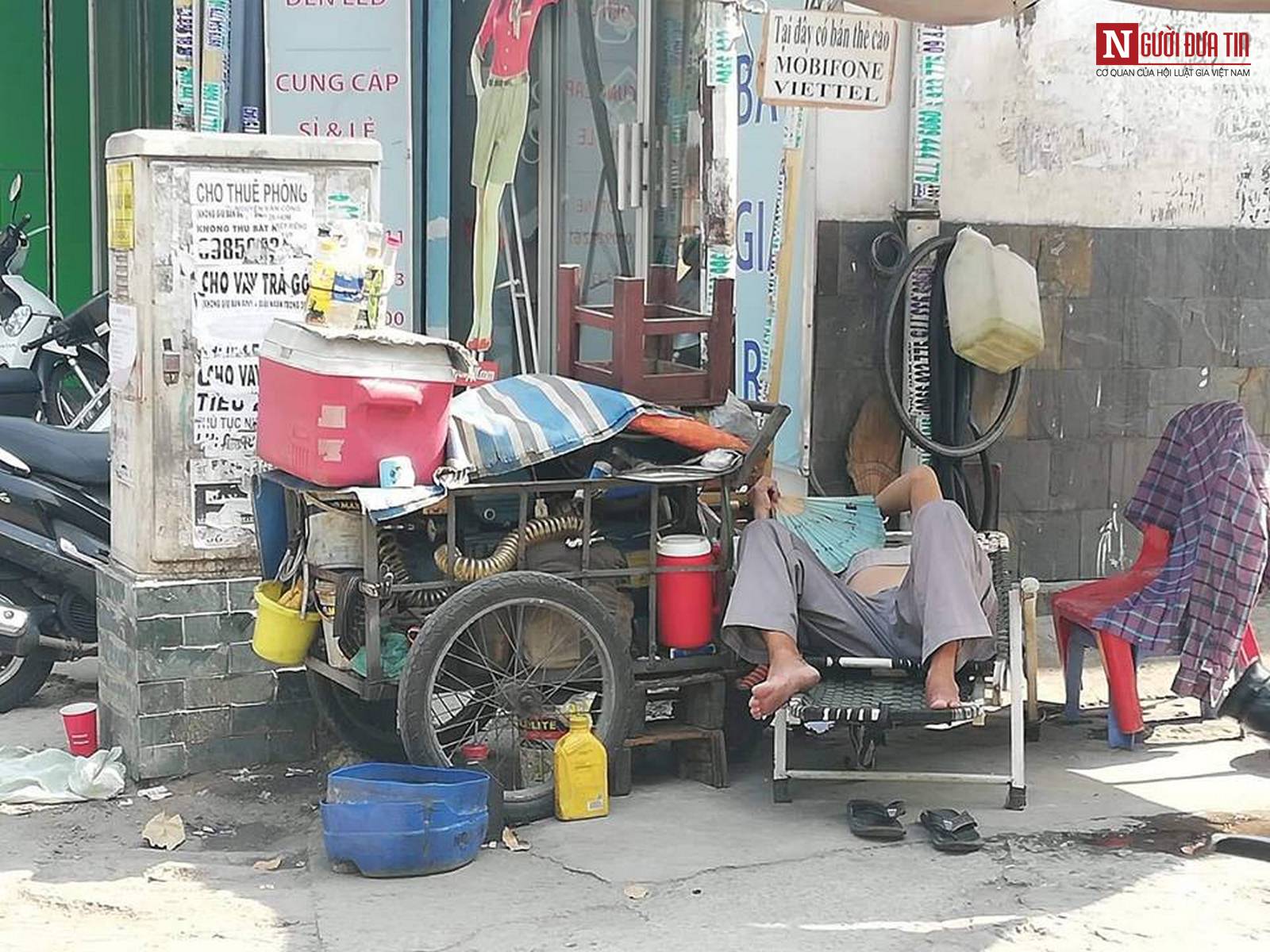 Dân sinh - Chùm ảnh: Nắng nóng cao điểm, người dân TP. HCM vật vã chống chọi với thời tiết (Hình 10).