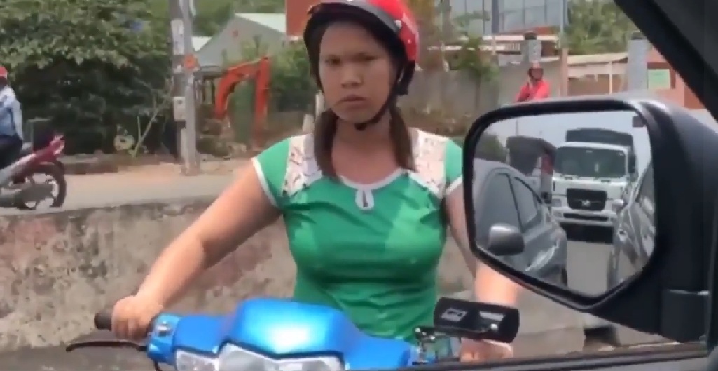 Tin nhanh - Cộng đồng mạng chia sẻ clip 'bóc phốt' bà chủ quán ăn đánh người ở Long An (Hình 2).
