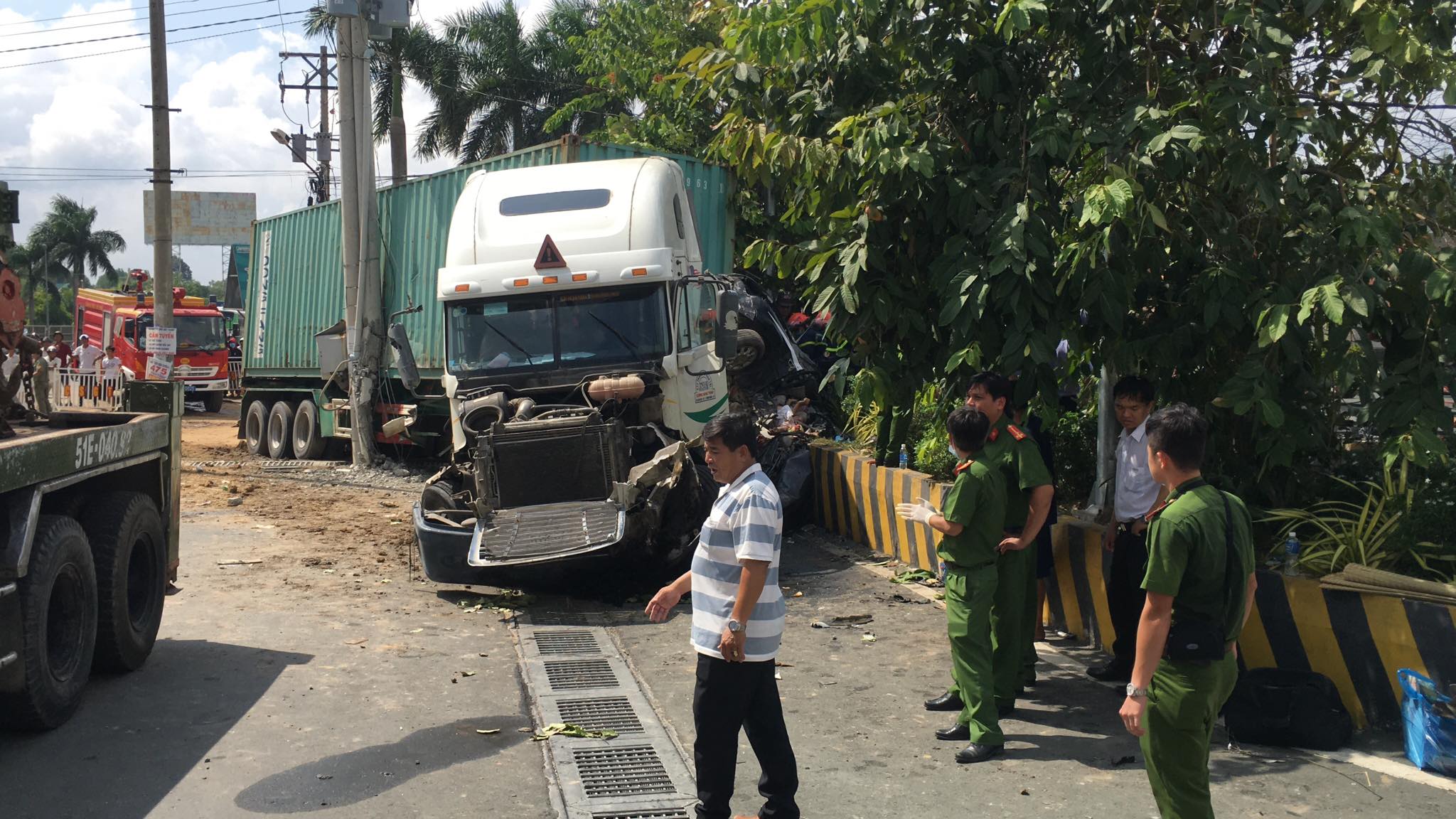 Tin nhanh - Lời kể kinh hoàng của nhân chứng vụ tai nạn thảm khốc container đâm ô tô 4 chỗ bẹp dúm tại Tây Ninh