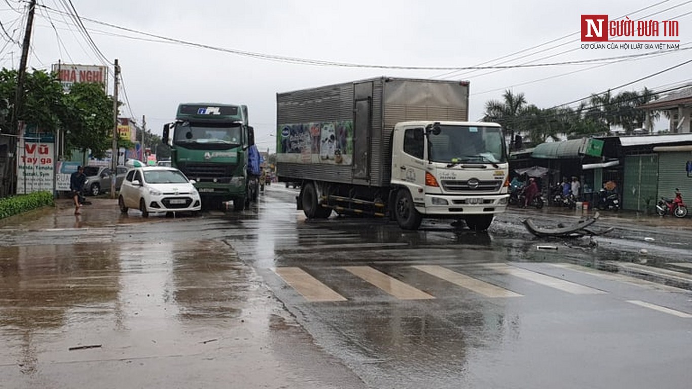 Tin nhanh - Bình Dương: 5 ô tô tông liên hoàn giữa trời mưa, một tài xế trọng thương