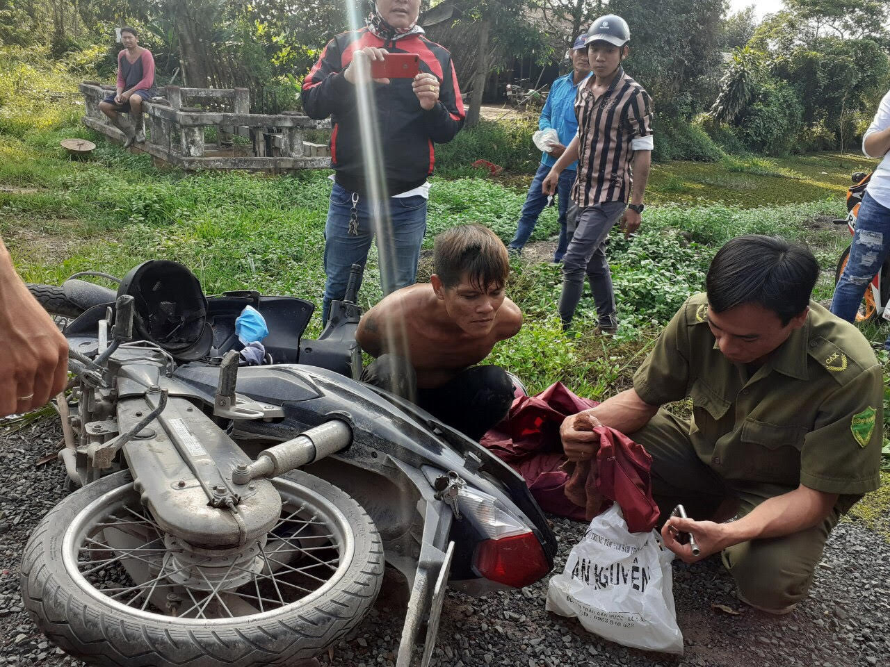 An ninh - Hình sự - Truy đuổi gần 100km, hiệp sĩ tóm gọn đối tượng trộm xe chạy về biên giới