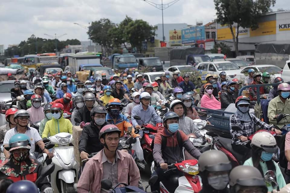 Tin nhanh - Grabbike va chạm xe GoViet, nữ hành khách ngã xuống đường tử vong (Hình 2).