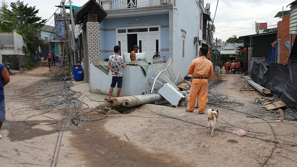 Tin nhanh - Xe tải lùi tông đổ nhiều cột điện, người dân chịu cảnh mất điện trong ngày nghỉ lễ (Hình 6).