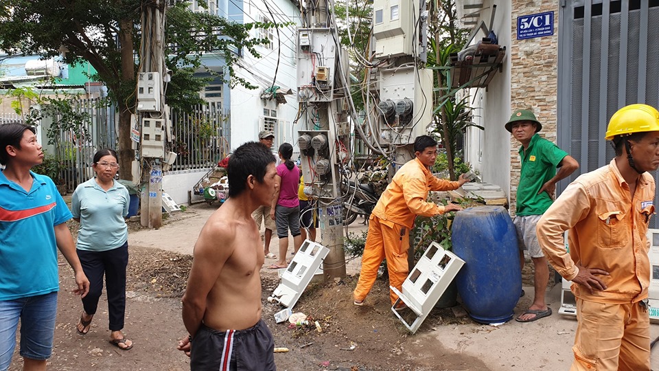 Tin nhanh - Xe tải lùi tông đổ nhiều cột điện, người dân chịu cảnh mất điện trong ngày nghỉ lễ (Hình 5).