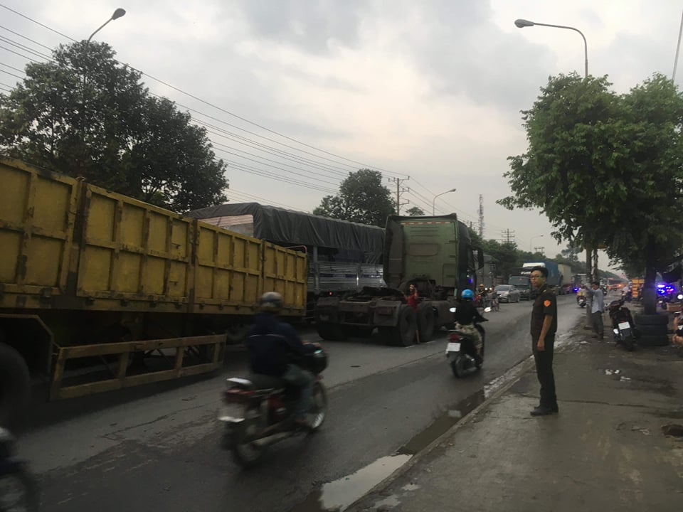 Tin nhanh - Thùng container 'bay' đè bẹp đầu xe tải, giao thông tê liệt nhiều giờ (Hình 3).