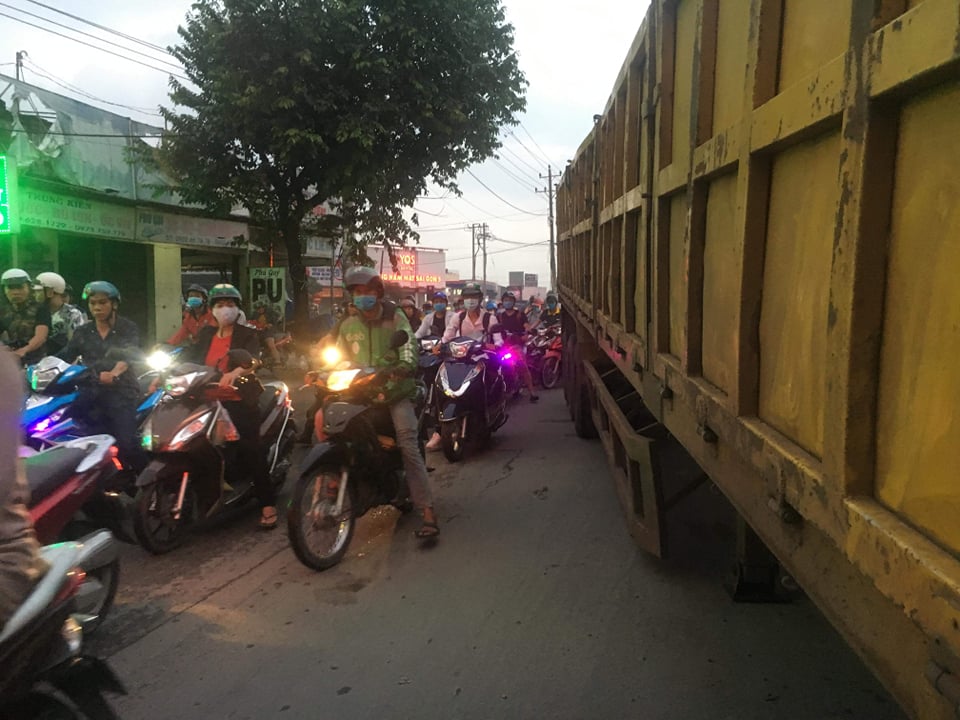 Tin nhanh - Thùng container 'bay' đè bẹp đầu xe tải, giao thông tê liệt nhiều giờ (Hình 2).