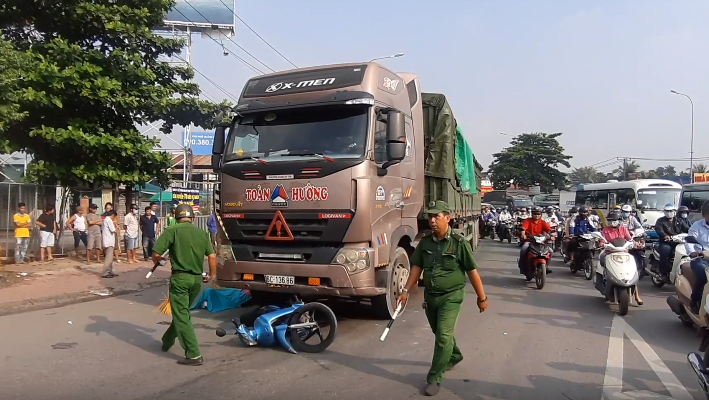 Tin nhanh - Thương tâm: Va chạm với xe container, cặp vợ chồng tử vong, bé gái nguy kịch