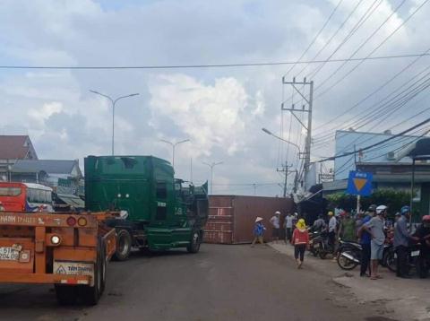 Tin nhanh - Tiết lộ sốc về nguyên nhân khiến những thùng container 'bay', gây tai nạn cho người đi đường (Hình 2).