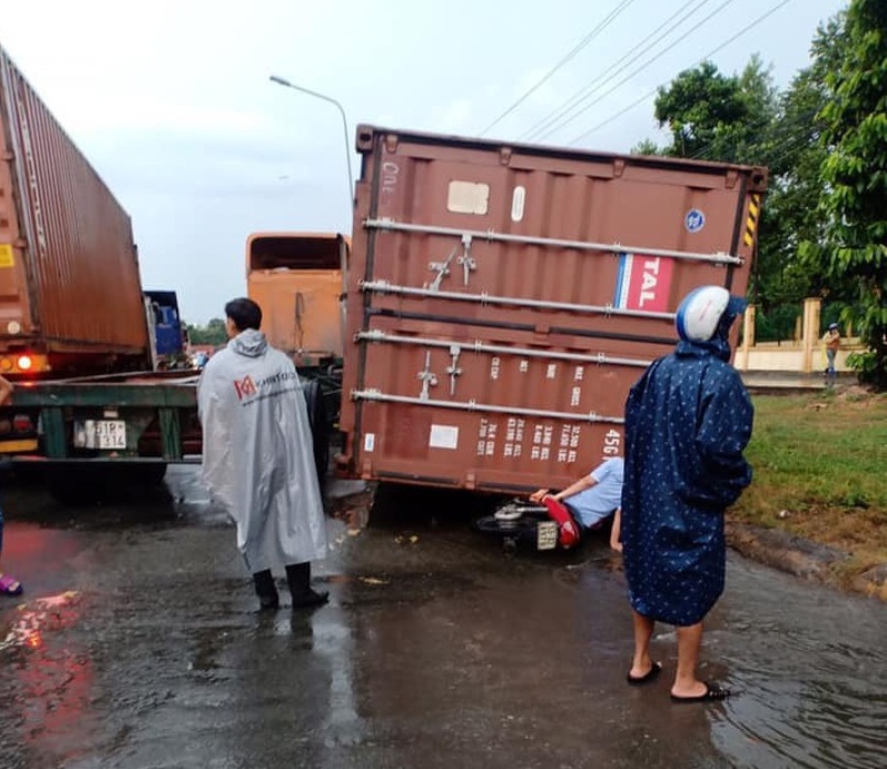 Tin nhanh - Tiết lộ sốc về nguyên nhân khiến những thùng container 'bay', gây tai nạn cho người đi đường (Hình 6).