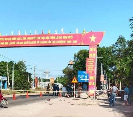 An ninh - Hình sự - Chặn bắt 2 tên cướp giật, phó trưởng công an xã bị tông xe vào người phải nhập viện cấp cứu