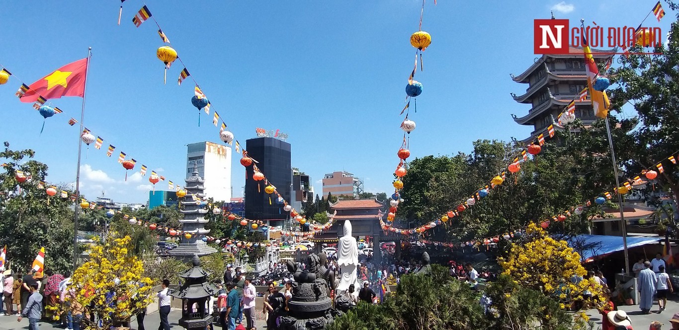 Tin nhanh - Người dân tại TP.HCM ngày đầu năm dành thời gian lễ chùa cầu bình an, tài lộc, phúc đức (Hình 7).