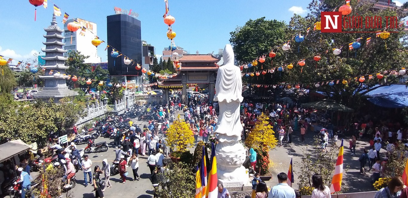 Tin nhanh - Người dân tại TP.HCM ngày đầu năm dành thời gian lễ chùa cầu bình an, tài lộc, phúc đức (Hình 11).