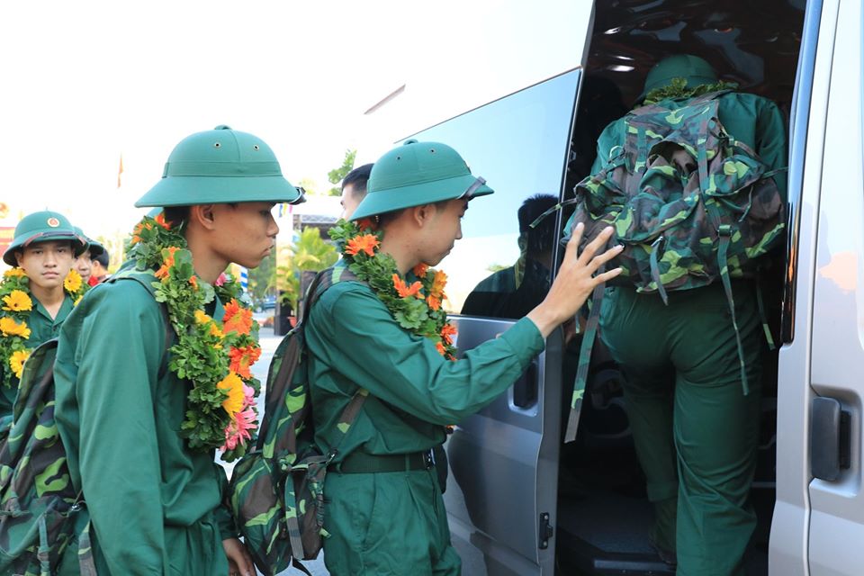 Tin nhanh - Nhiều thanh niên tạm biệt người yêu, tình nguyện nhập ngũ (Hình 11).