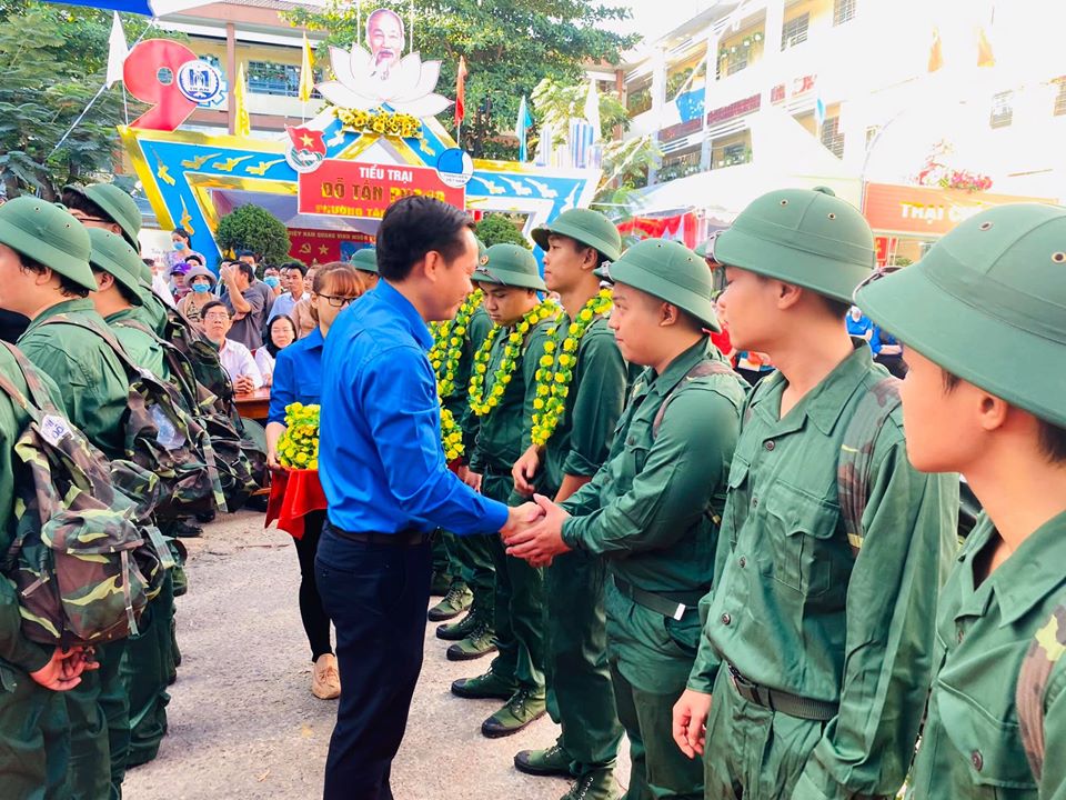 Tin nhanh - Nhiều thanh niên tạm biệt người yêu, tình nguyện nhập ngũ (Hình 2).