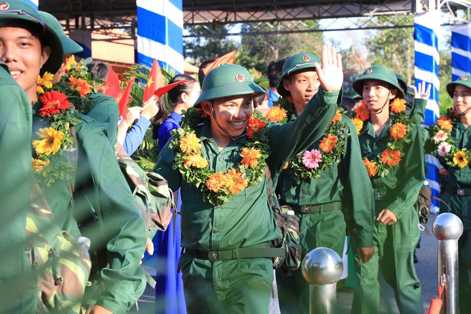 Tin nhanh - Nhiều thanh niên tạm biệt người yêu, tình nguyện nhập ngũ (Hình 8).