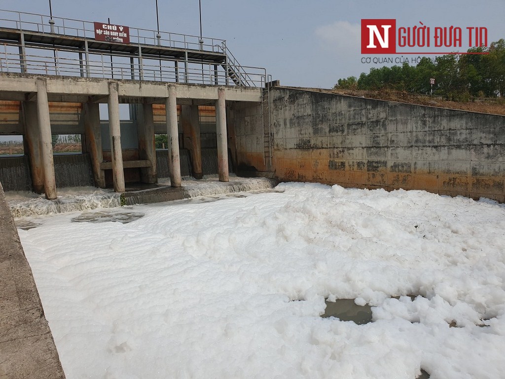 Môi trường - Bất thường kênh nước nổi bọt tuyết trắng xóa cao 2m sau mưa lớn (Hình 7).