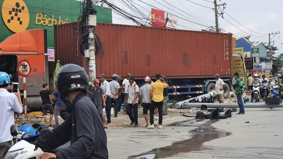 Tin nhanh - Container mất lái gây tai nạn liên tiếp, nhiều người bị thương