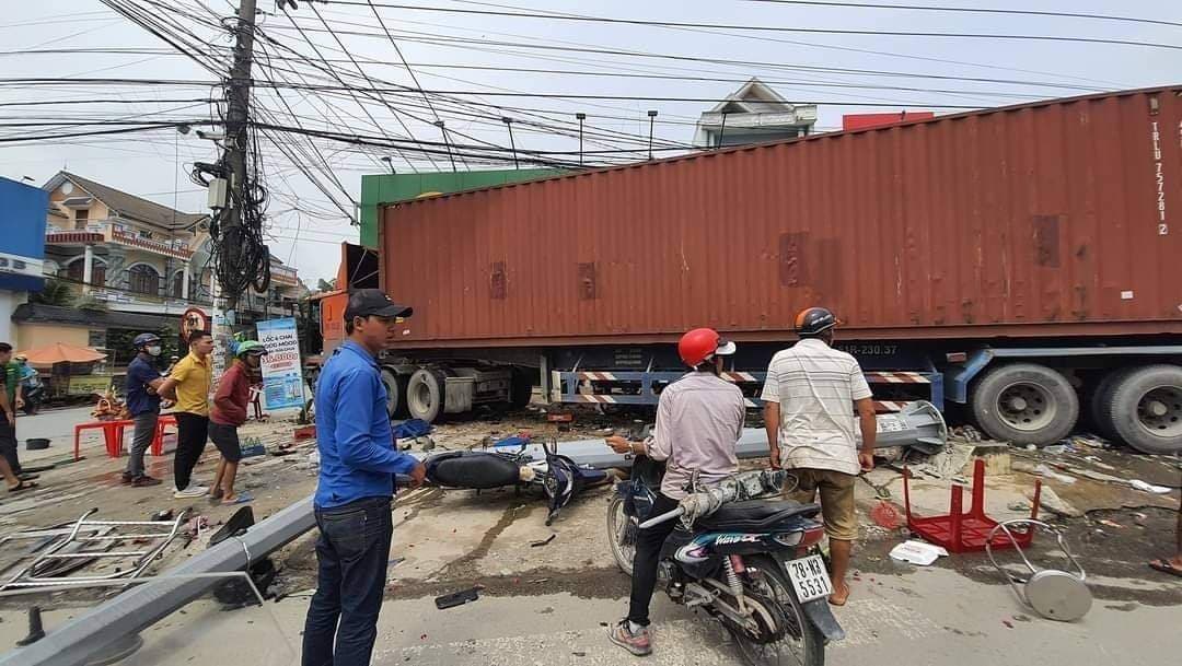 Tin nhanh - Container mất lái gây tai nạn liên tiếp, nhiều người bị thương (Hình 3).