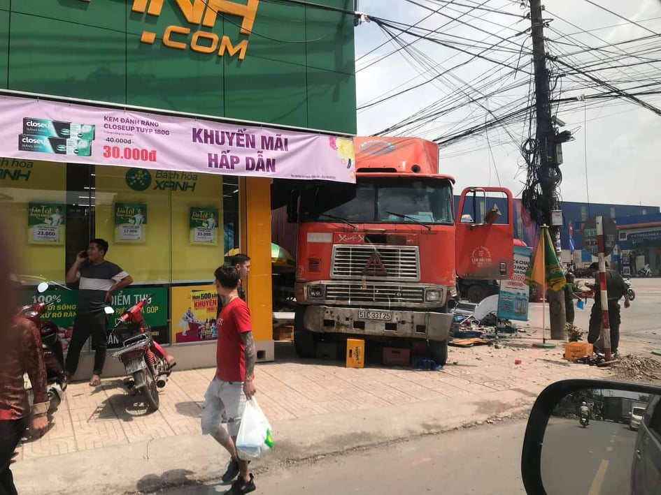 Tin nhanh - Container mất lái gây tai nạn liên tiếp, nhiều người bị thương (Hình 2).