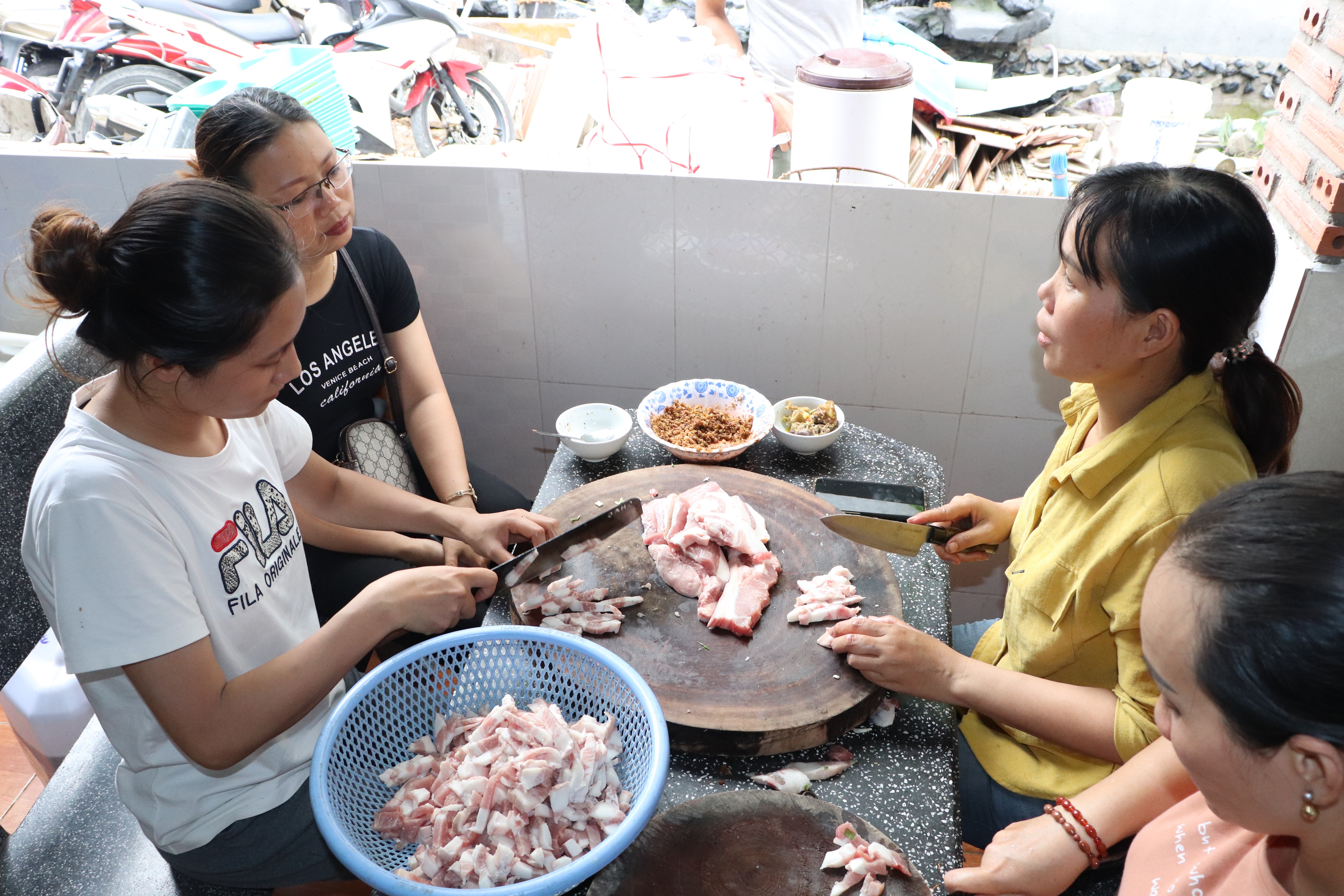 Tin nhanh - Chị em quên ngày lễ để gói bánh gửi đống bào miền Trung (Hình 6).