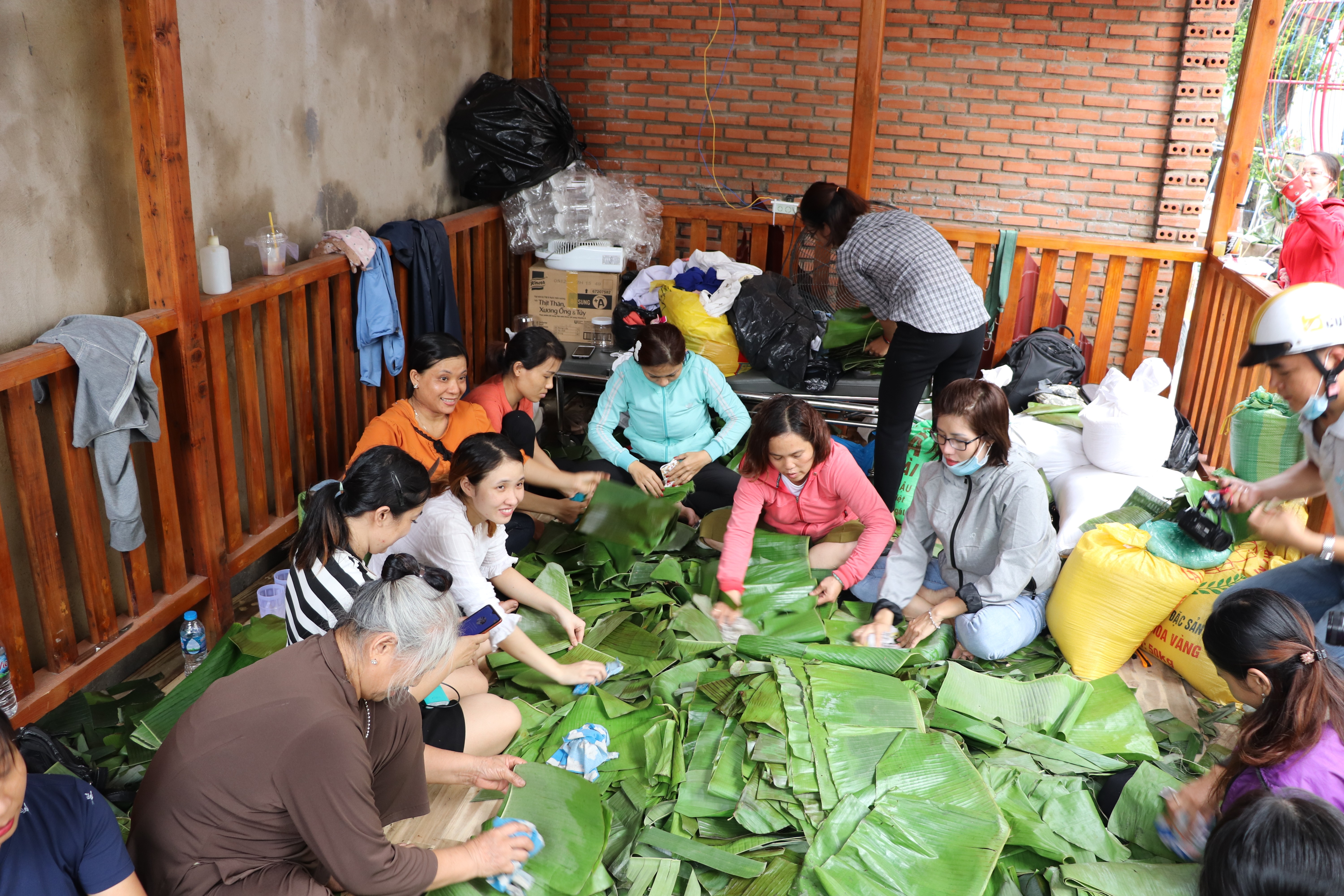 Tin nhanh - Chị em quên ngày lễ để gói bánh gửi đống bào miền Trung (Hình 7).