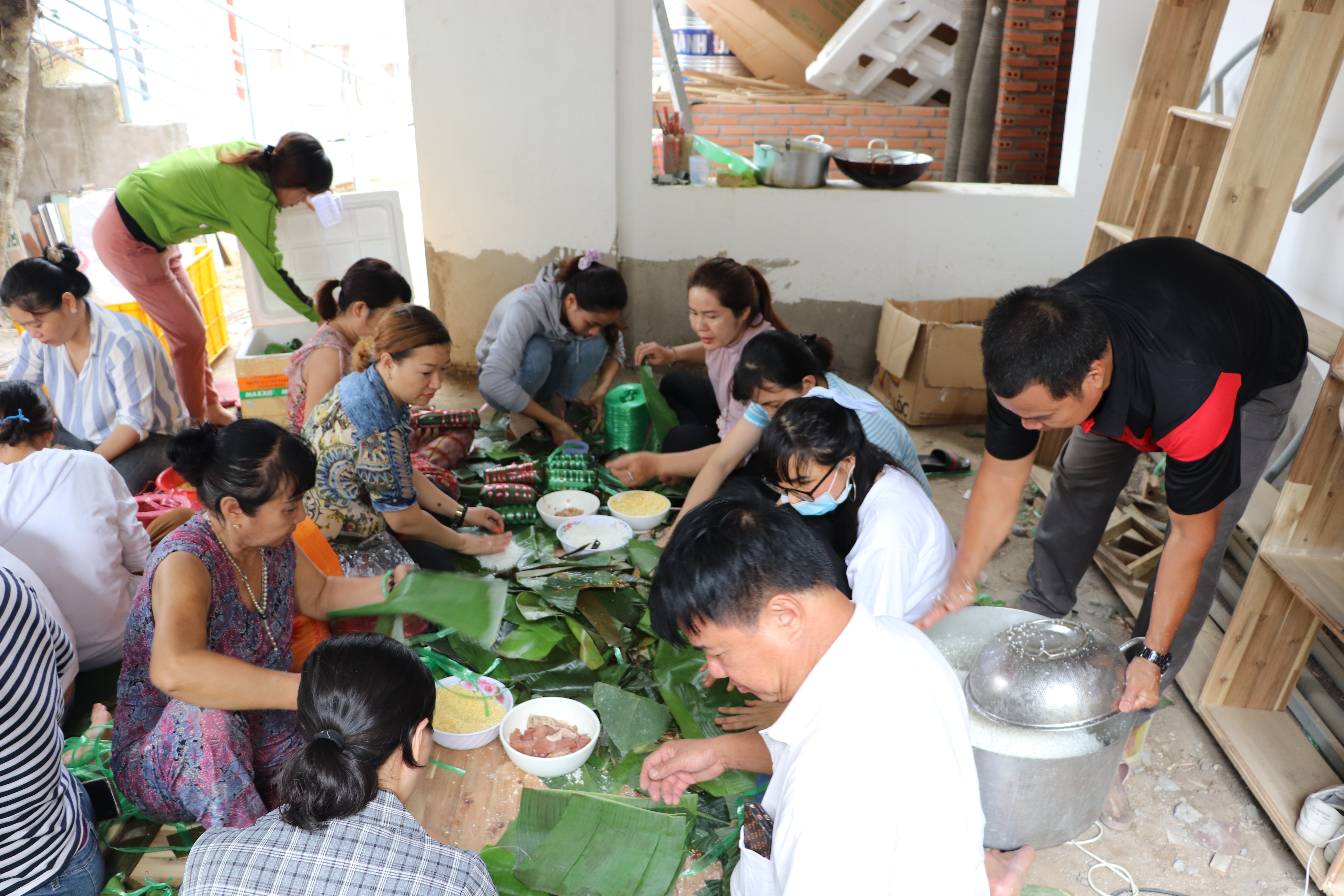 Tin nhanh - Chị em quên ngày lễ để gói bánh gửi đống bào miền Trung